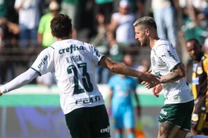 Raphael Veiga comemora gol do Palmeiras ao lado de Zé Rafael