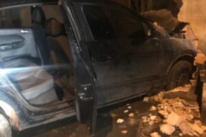 Carro atingiu residência no Loteamento Novo Jundiaí (Foto: Divulgação/4º BPM)