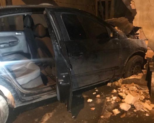 Carro atingiu residência no Loteamento Novo Jundiaí (Foto: Divulgação/4º BPM)