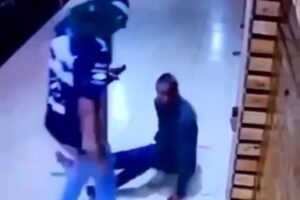 Câmera instalada em um quiosque, registrou o crime durante a madrugada. (Foto: Captura)