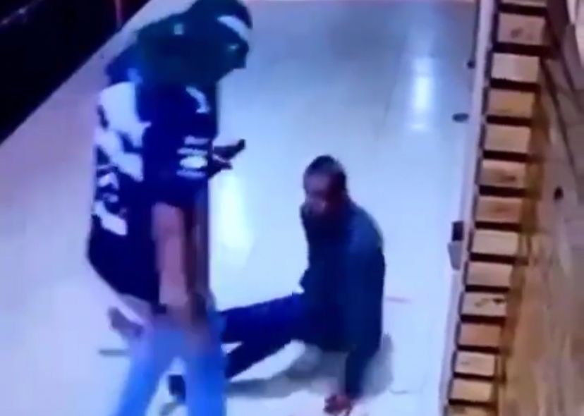 Câmera instalada em um quiosque, registrou o crime durante a madrugada. (Foto: Captura)