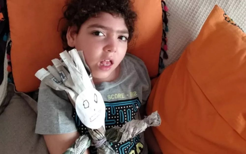 Menino de 8 anos com paralisia cerebral morre após contrair Covid-19, em Goiânia