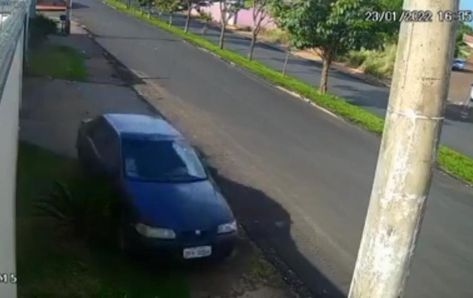 Idoso embriagado é preso após colidir carro contra poste em Jataí