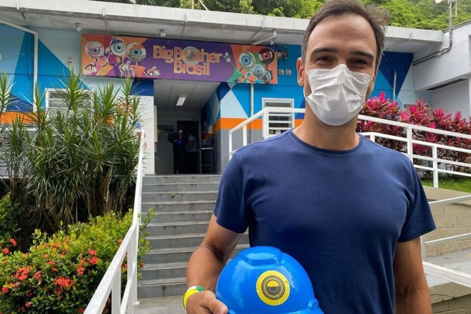 Afastamento de funcionários pode atrasar organização do reality. BBB 22: Globo se pronuncia após surto de Covid-19 na produção big Brother