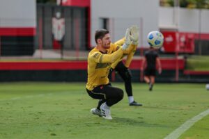 Maurício Kozlinski em treino do Atlético-GO