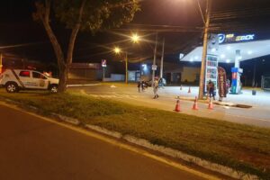 Caminhonete bate em moto, mata passageira e foge do local em Goiânia