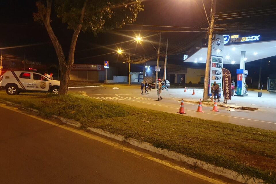 Caminhonete bate em moto, mata passageira e foge do local em Goiânia