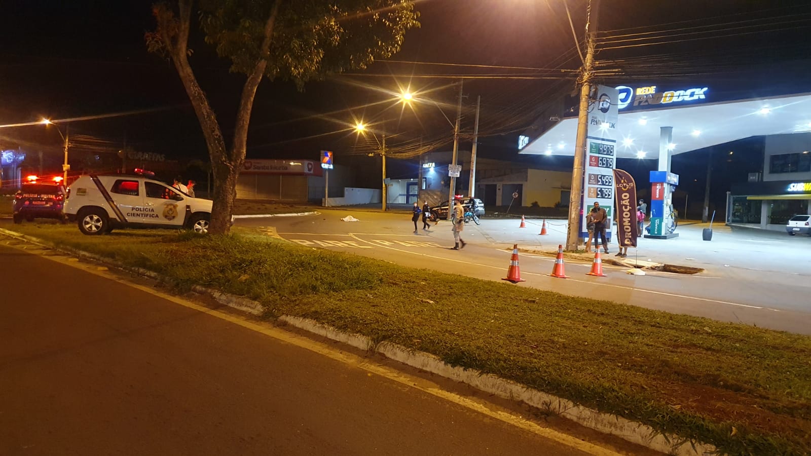 Caminhonete bate em moto, mata passageira e foge do local em Goiânia