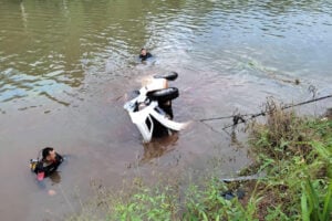 Mulher perde controle da direção e carro cai dentro de Rio Verdinho, em Caçu