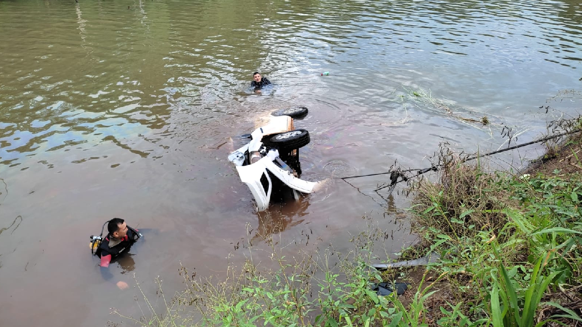 Mulher perde controle da direção e carro cai dentro de Rio Verdinho, em Caçu