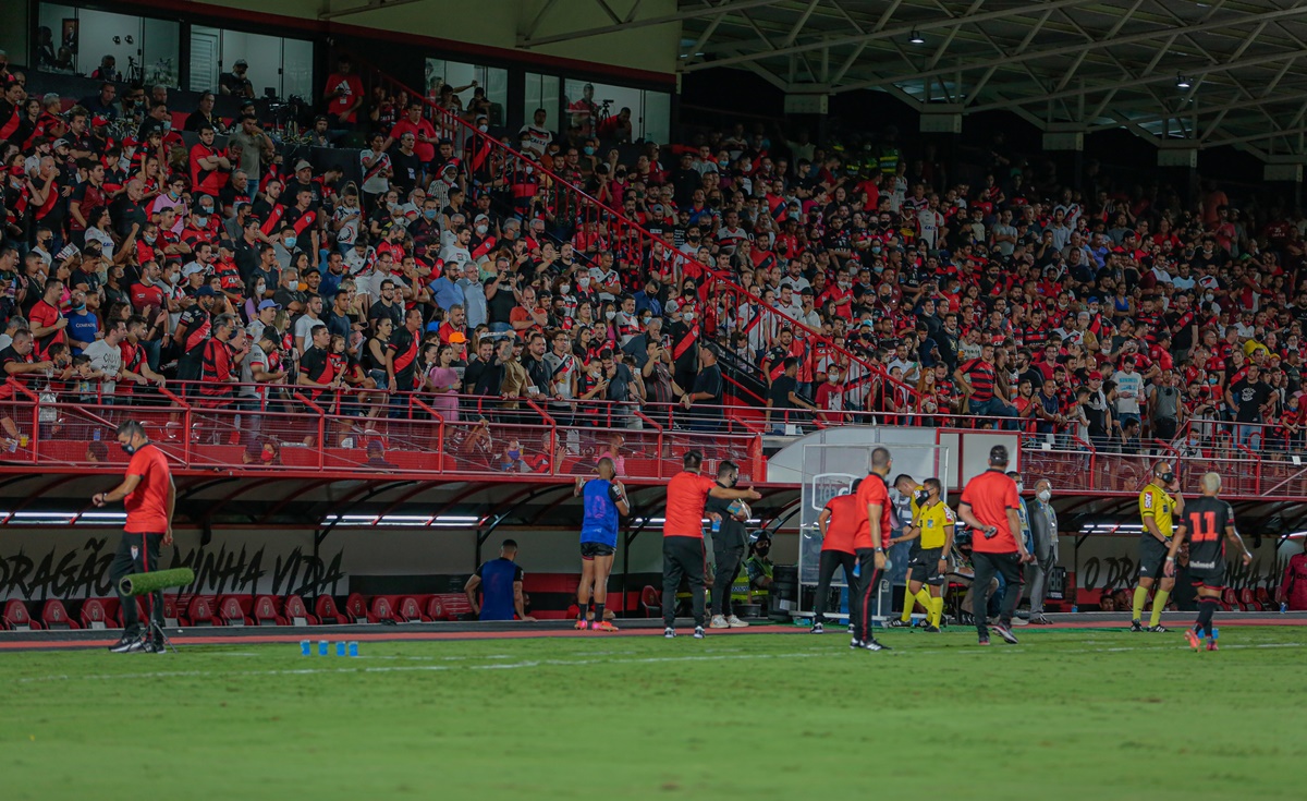 Torcida do Atlético Goianiense no estádio Antônio Accioly