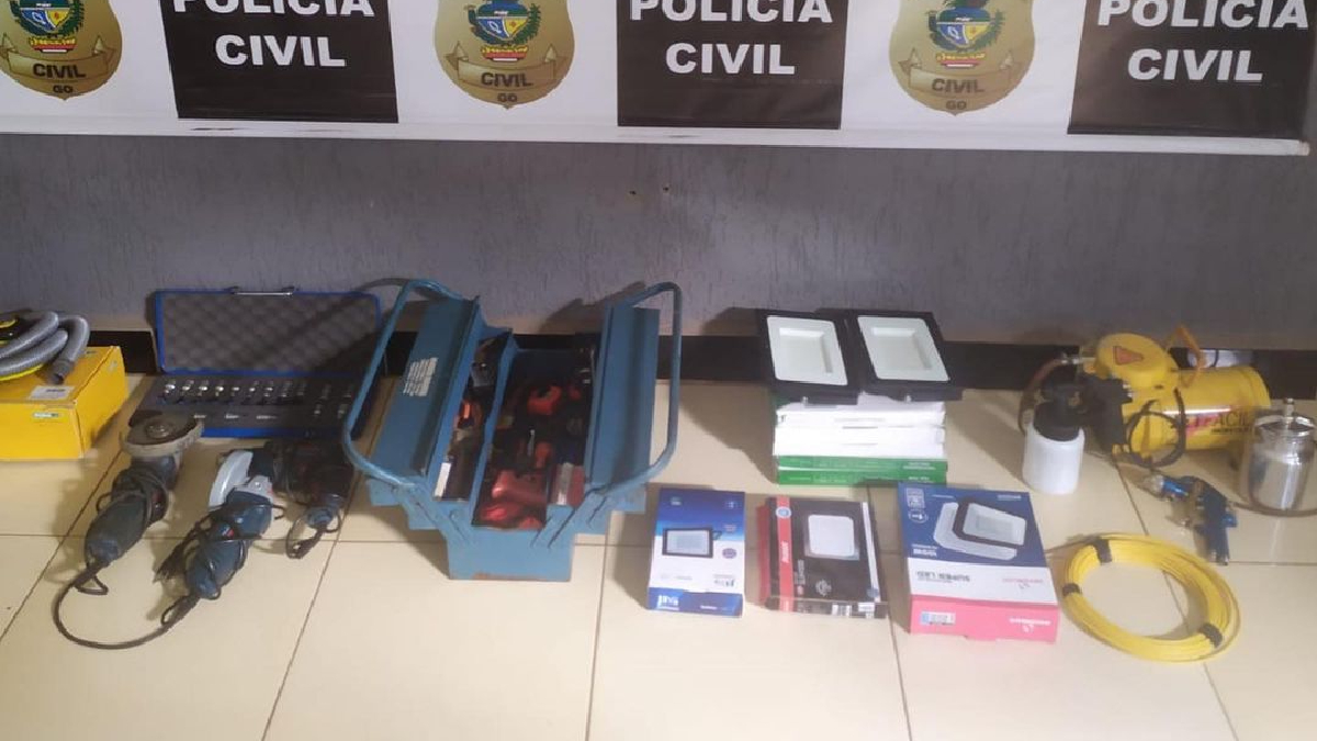 Na residência, os policiais identificaram diversos objetos considerados 'de origem duvidosa', bem como cerca R$ 6 mil em dinheiro.