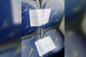 Passageiro deixa aviso em ônibus após homem espirrar: “Não sente-se”
