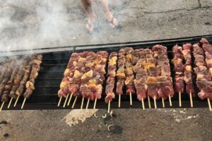 Agropecuaristas distribuem espetinhos em protesto contra propaganda de banco