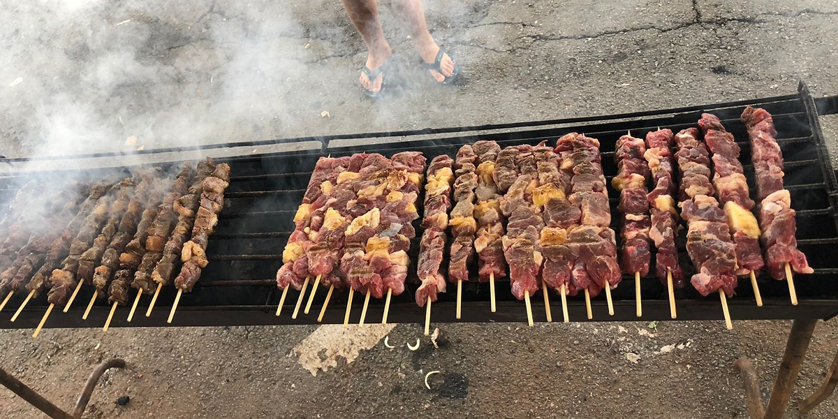 Agropecuaristas distribuem espetinhos em protesto contra propaganda de banco