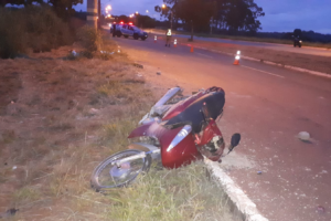Vítima é arremessada contra poste após moto colidir em meio-fio em Goiânia