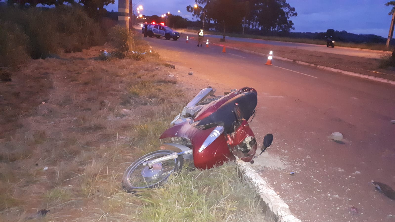 Vítima é arremessada contra poste após moto colidir em meio-fio em Goiânia