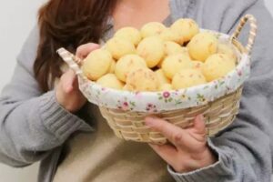 Mulher estava saindo de um laboratório na Asa Norte, quando engasgou. Idosa morre após engasgar comendo pão de queijo no Distrito Federal