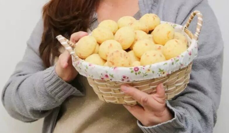 Mulher estava saindo de um laboratório na Asa Norte, quando engasgou. Idosa morre após engasgar comendo pão de queijo no Distrito Federal