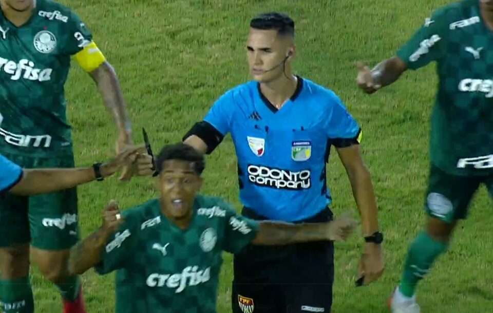 Arbitro com faca na Copinha