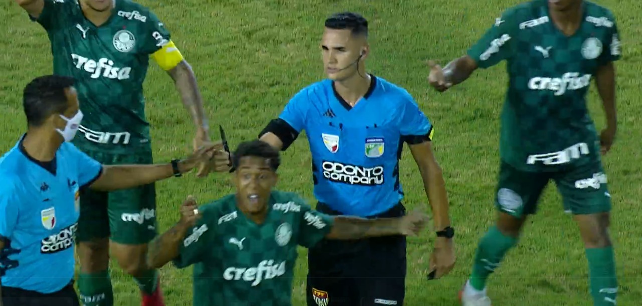Arbitro com faca na Copinha
