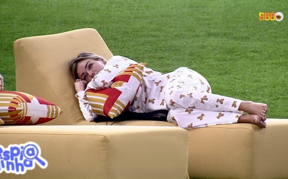 BBB 22: Bárbara acorda enjoada e participantes brincam sobre gravidez (Foto: reprodução - TV Globo)