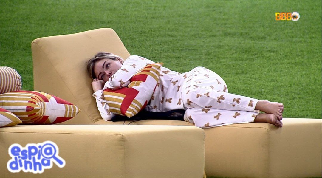 BBB 22: Bárbara acorda enjoada e participantes brincam sobre gravidez (Foto: reprodução - TV Globo)