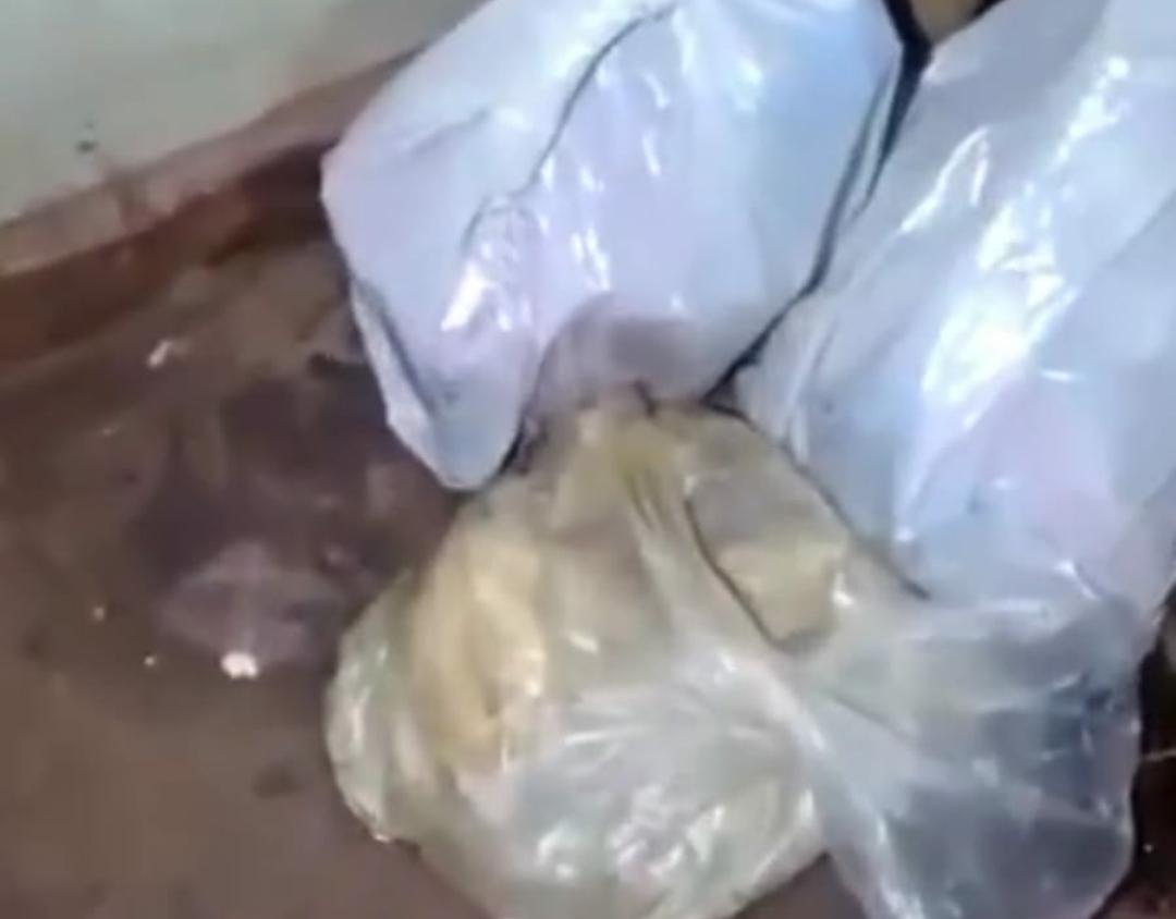 Idoso se alimentava de comida estragada (Foto: Reprodução/Vídeo) 