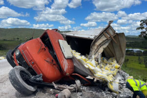 Caminhão sem freio fura parada na GO-118 e se acidenta em obra na via
