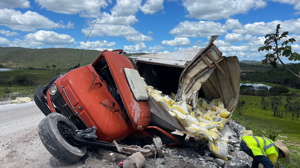 Caminhão sem freio fura parada na GO-118 e se acidenta em obra na via