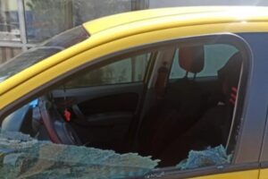 Um jovem, de 19 anos, foi preso após ter um surto psicótico e quebrar o vidro de 13 carros que estavam estacionados em uma rua de Niquelândia. (Foto: reprodução/TV Anhanguera)