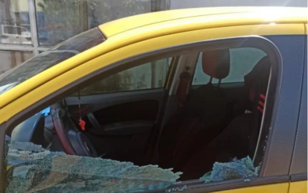 Um jovem, de 19 anos, foi preso após ter um surto psicótico e quebrar o vidro de 13 carros que estavam estacionados em uma rua de Niquelândia. (Foto: reprodução/TV Anhanguera)