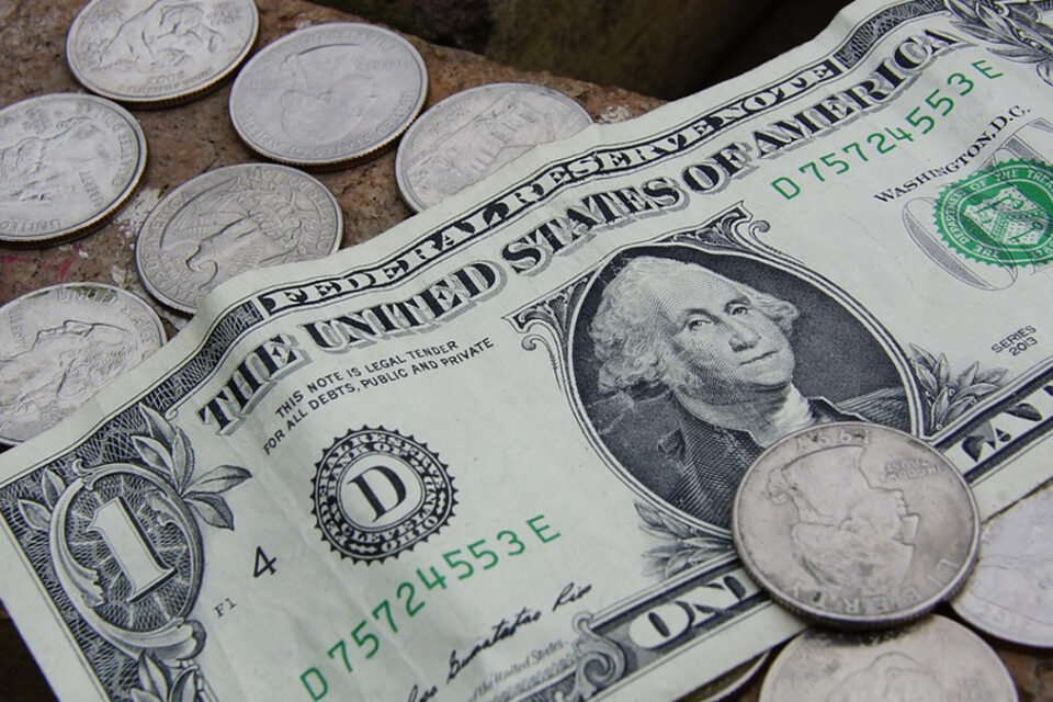 Dólar volta a subir depois de uma semana de quedas e fecha em R$ 5,527