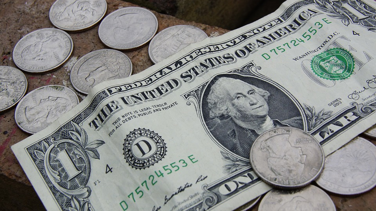 Dólar volta a subir depois de uma semana de quedas e fecha em R$ 5,527