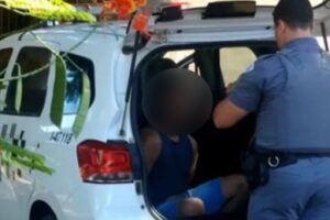 Homem mata esposa, filha e sogra e liga para polícia: “Fiz besteira”