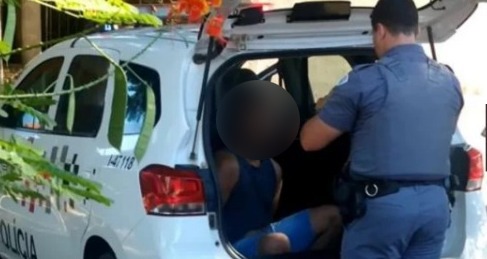 Homem mata esposa, filha e sogra e liga para polícia: “Fiz besteira”