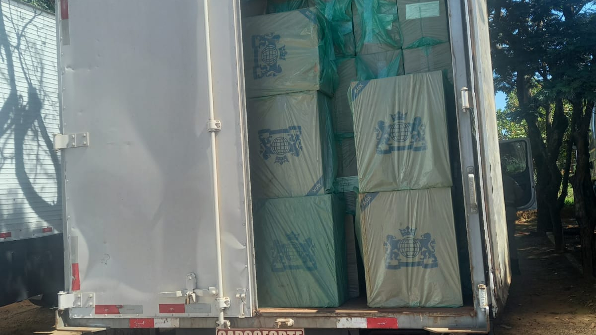 PRF prende motorista de caminhão com cigarros contrabandeados em Hidrolândia