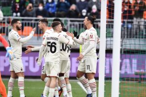 Elenco do Milan comemorando