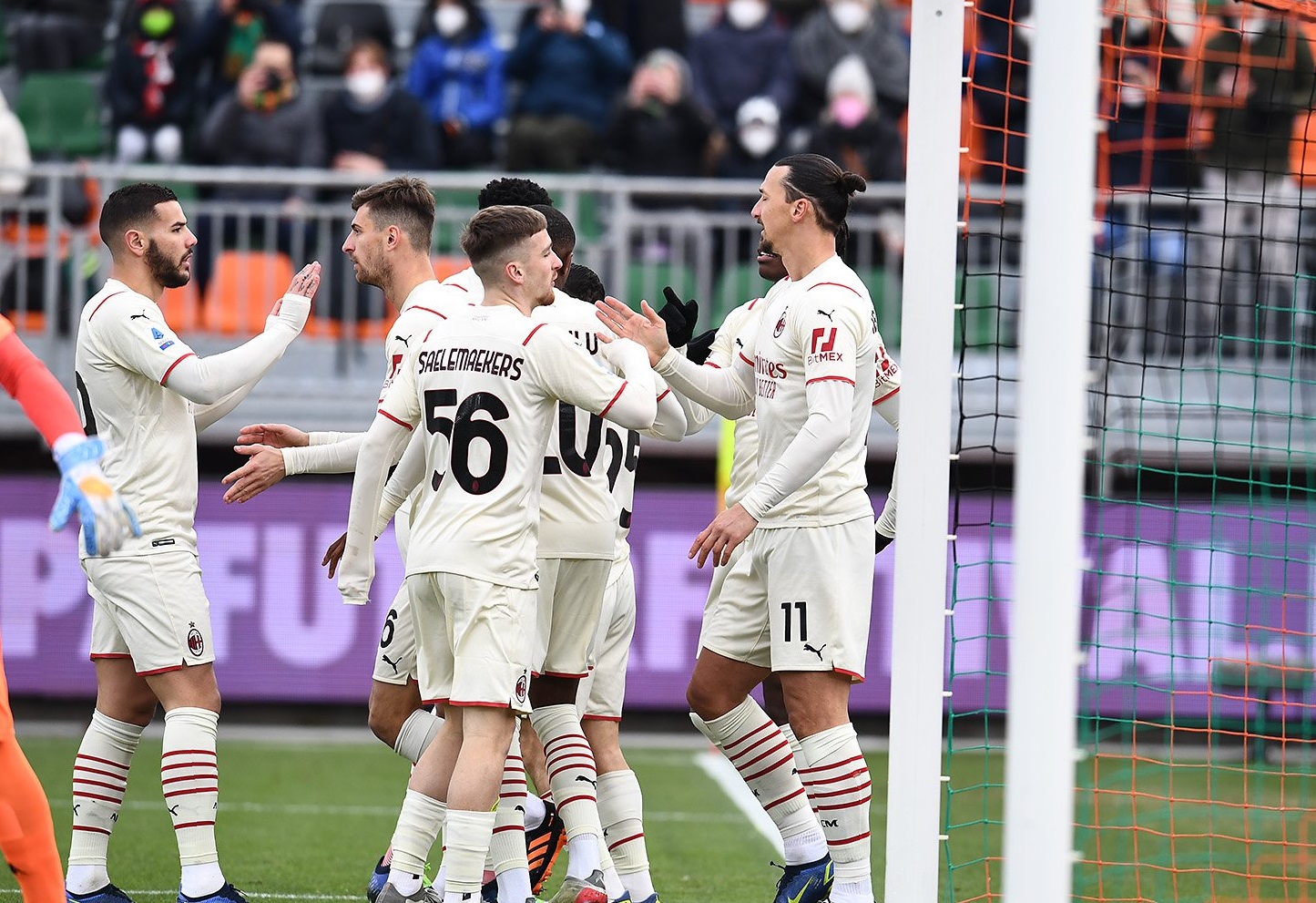 Elenco do Milan comemorando