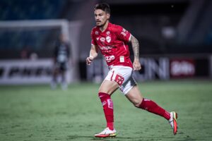 Arthur Rezende em ação pelo Vila Nova