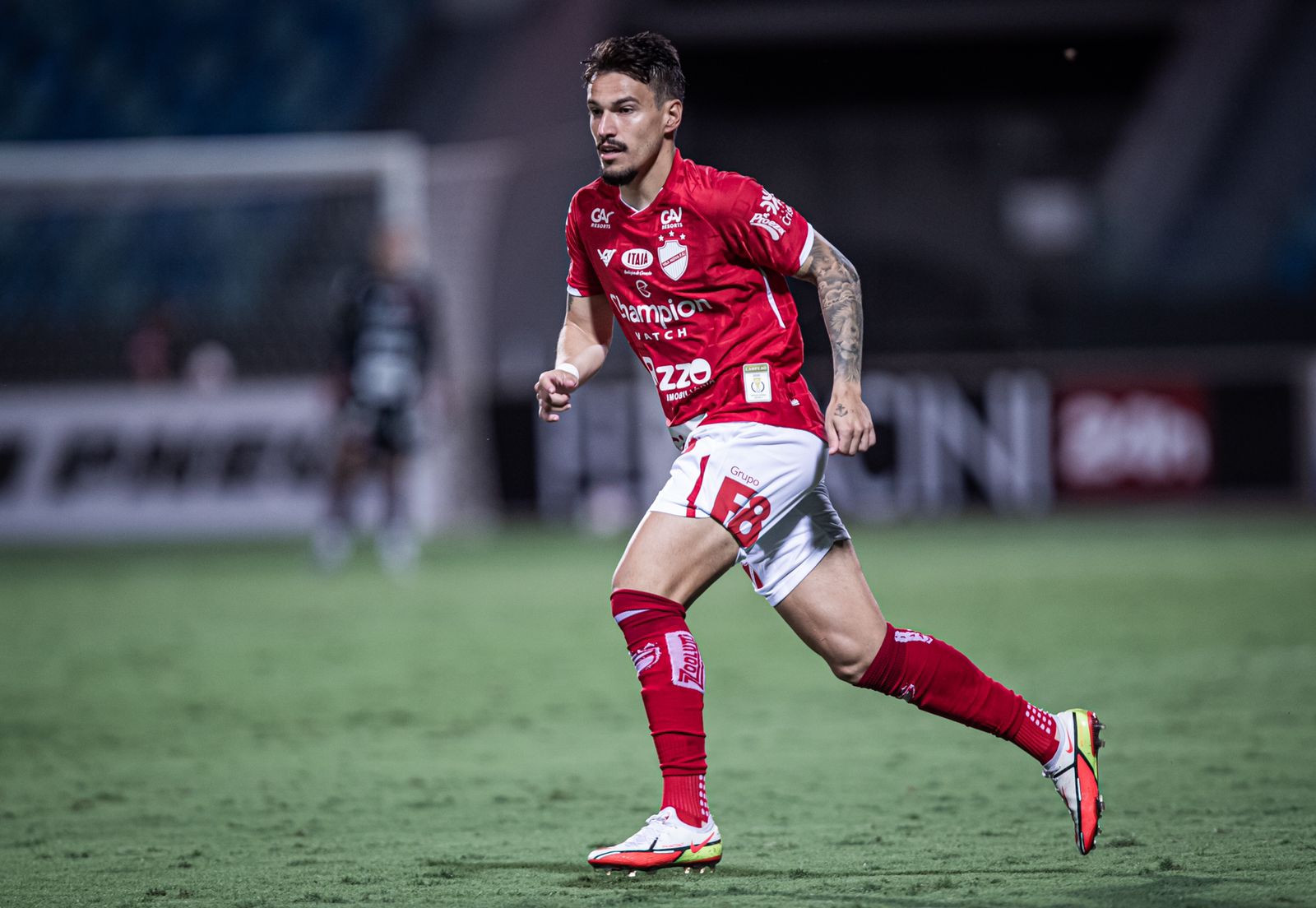 Arthur Rezende em ação pelo Vila Nova