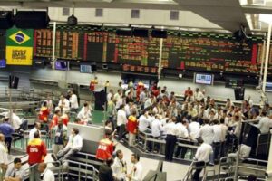 Dólar cai pelo quarto dia seguido é cotado a R$ 5,51 nesta sexta-feira