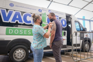 Vans aplicam vacina contra a covid-19 no Condomínio das Esmeraldas nesta quinta (27)