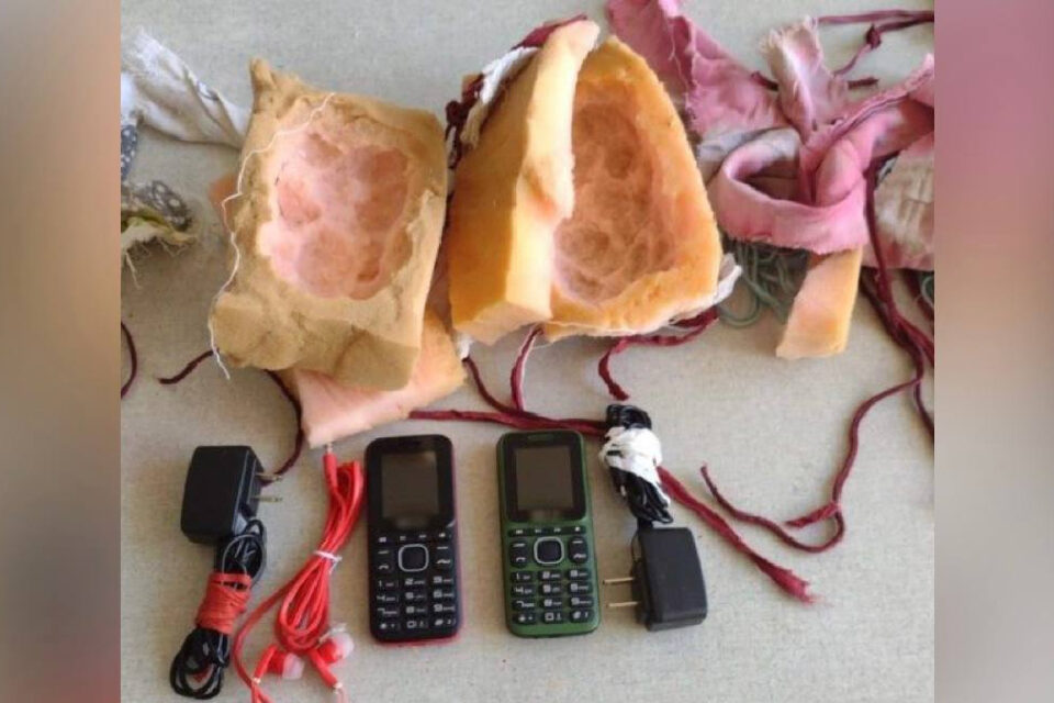 Polícia barra entrada de dois embrulhos com celulares em presídio de Jaraguá