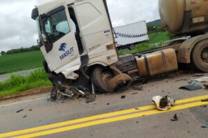Acidente entre caminhão e picape deixa vítima fata na BR-060, perto de Cezarina (Foto: PRF)