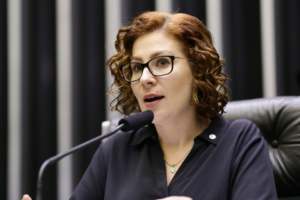 Zambelli diz que recebeu R$ 168,8 mil em vaquinha para pagar condenações de processos Deputada afirmou que irá doar dinheiro ou guardar