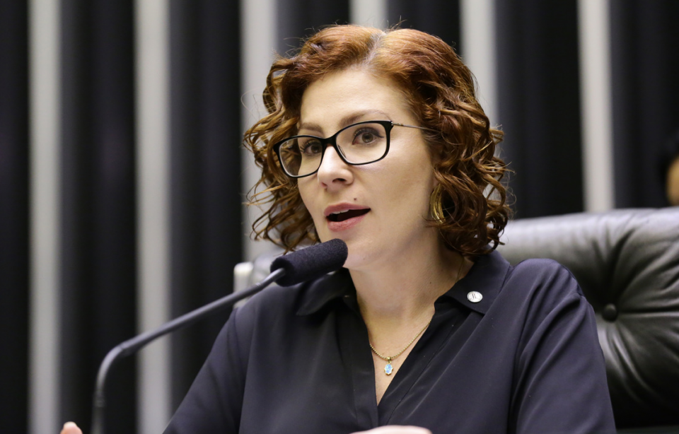 Zambelli diz que recebeu R$ 168,8 mil em vaquinha para pagar condenações de processos Deputada afirmou que irá doar dinheiro ou guardar
