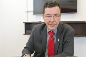 De olho na prefeitura de Goiânia, Edward Madureira visita filha de Iris Rezende Ex-reitor da UFG candidata do PT na capital