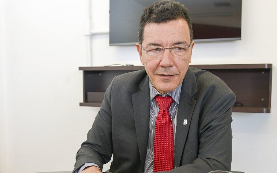 De olho na prefeitura de Goiânia, Edward Madureira visita filha de Iris Rezende Ex-reitor da UFG candidata do PT na capital