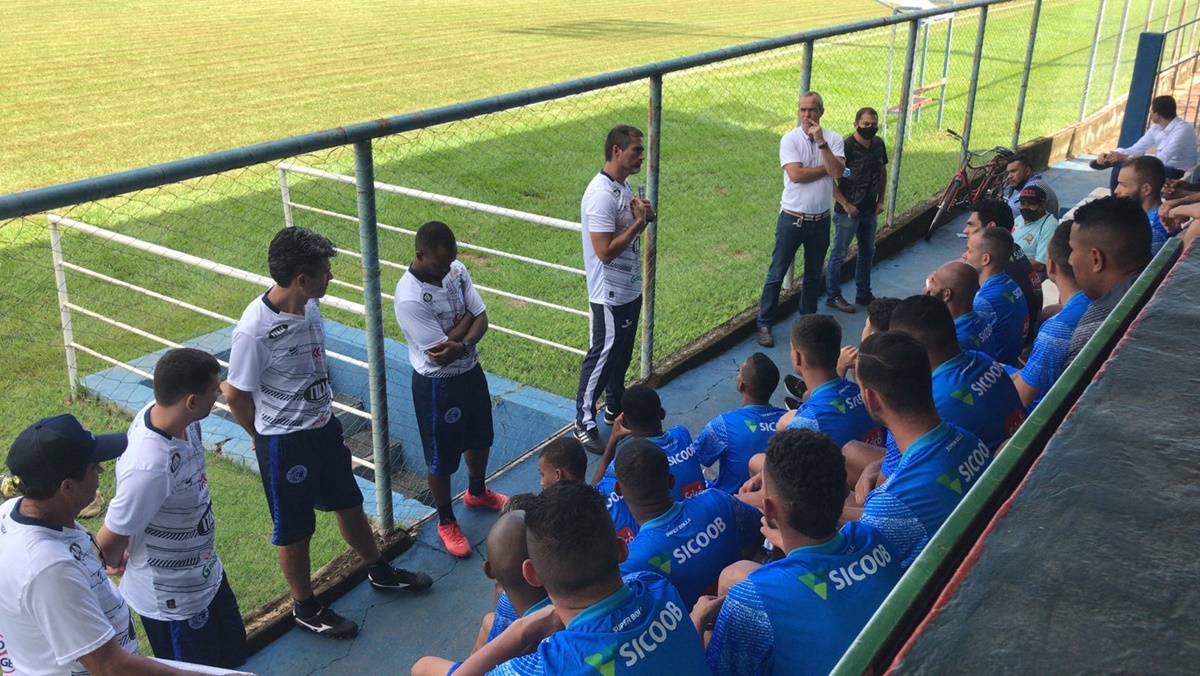 Edson Júnior conversa com jogadores do Goianésia